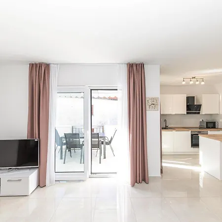 Appartement In Okrug Gornji With Wi-fi *