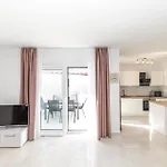 Apartmán Beautiful In Okrug Gornji *