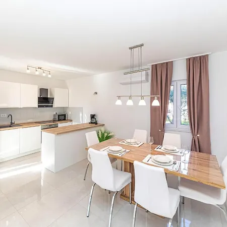 2 Bedroom Gorgeous In Okrug Gornji