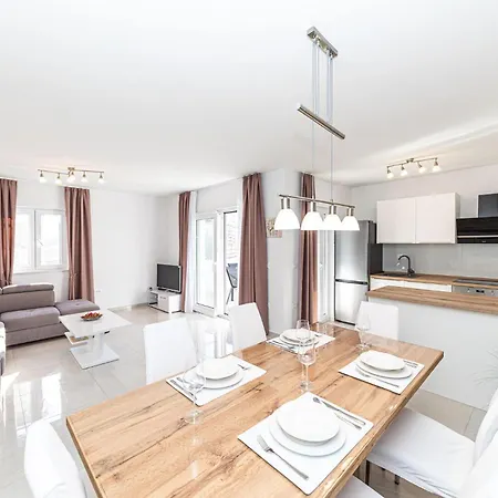Apartment In Okrug Gornji With Wi-fi *