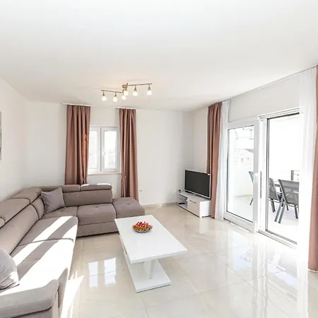 2 Bedroom Gorgeous In Okrug Gornji