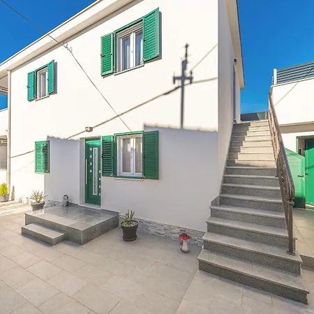Apartment In Okrug Gornji With Wi-fi