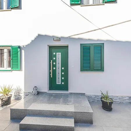 Apartment In Okrug Gornji With Wi-fi *