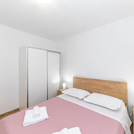Apartment In Okrug Gornji With Wi-fi *