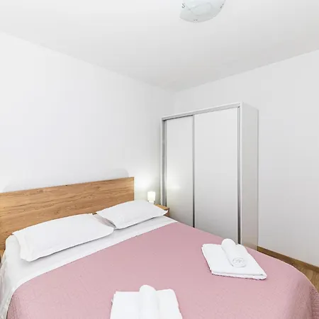 Apartment In Okrug Gornji With Wi-fi