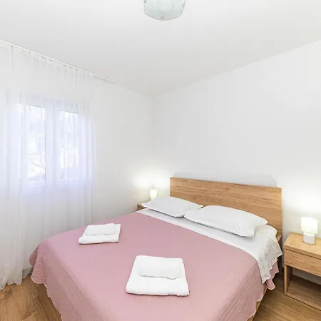 Apartment In Okrug Gornji With Wi-fi