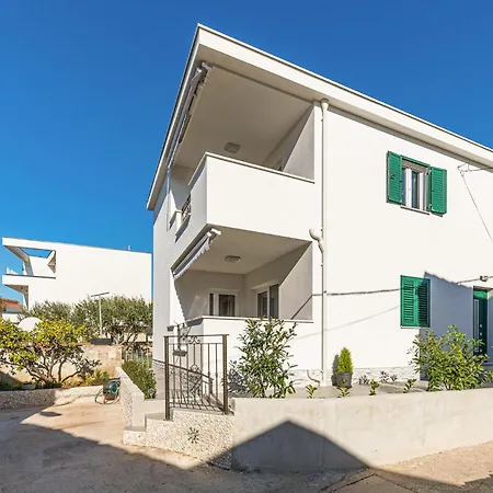 Apartment In Okrug Gornji With Wi-fi