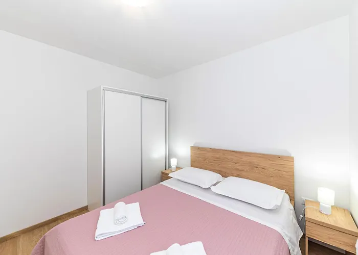 Lägenhet Beautiful In Okrug Gornji *